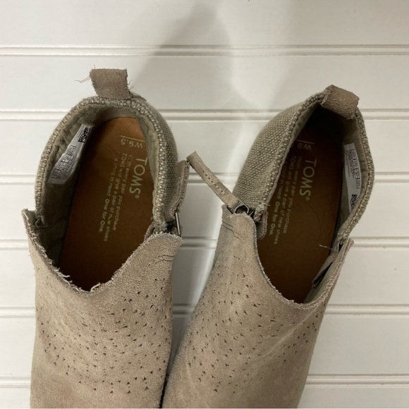 Tom's Deia Suede Perforated Side Zip Ankle Bootie Size 9.5 346 - Picture 8 of 11